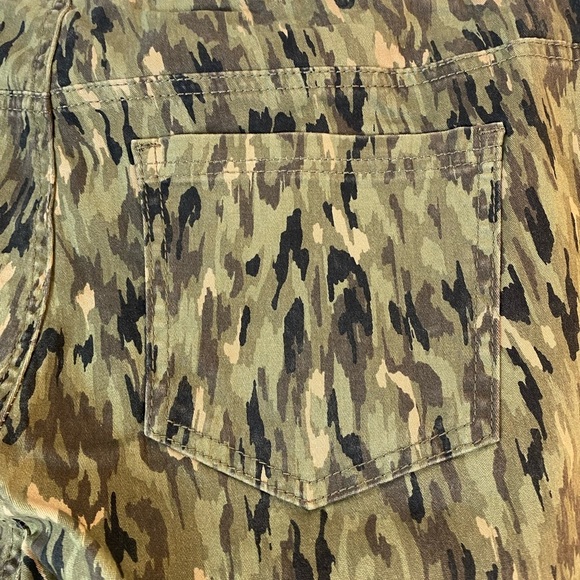 Royalty For Me Camouflage Print Jogger Capris Crop Pants size 1X NWT Plus Size - Picture 4 of 9